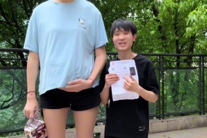 網(wǎng)紅的2米2女朋友酷似韓旭，評論區(qū)炸鍋??