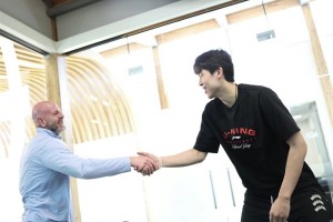 ??夢開始了！開拓者官宣簽約楊瀚森???克羅寧和小楊握手??